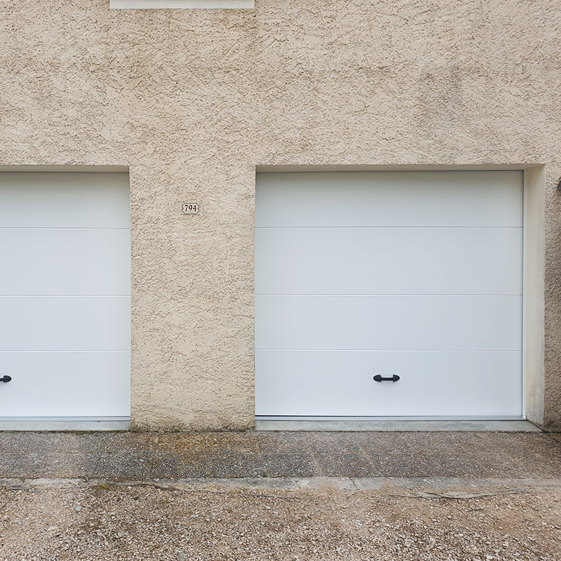 Portes sectionnelles de garage à refoulement plafond