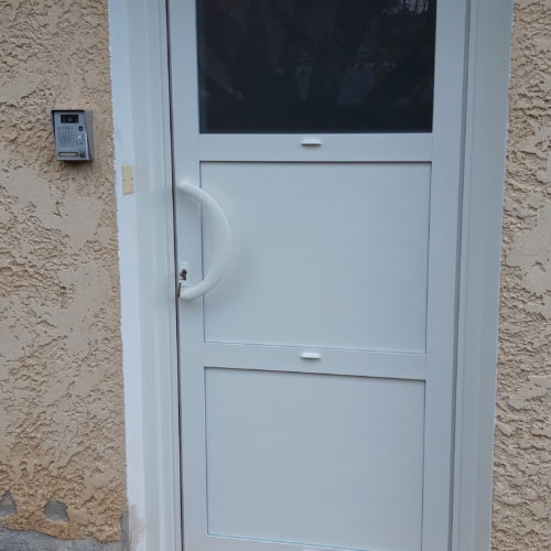 Porte d’entrée aluminium avec interphone