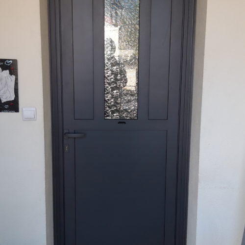 Porte d’entrée aluminium avec vitrage retardateur d’effraction au centre