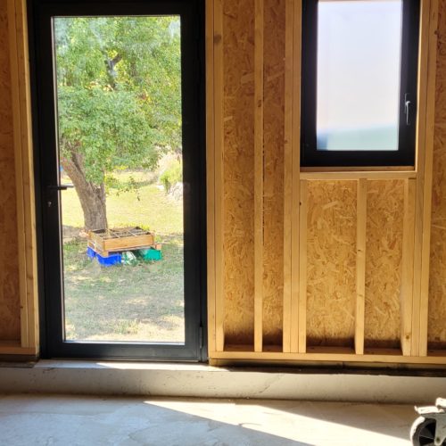 Porte-fenêtre et fenêtre en aluminium sur maison en ossature bois