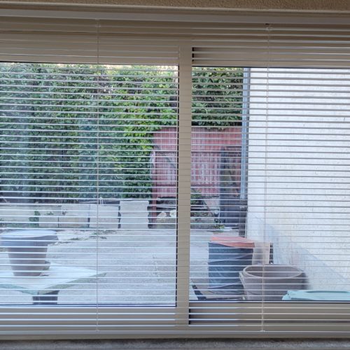 Fenêtre coulissante avec store vénitien en aluminium (vue intérieure)