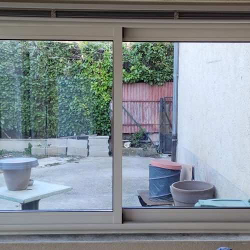 Fenêtre coulissante avec store vénitien en aluminium (vue intérieure, store relevé)