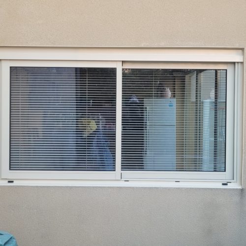 Fenêtre coulissante avec store vénitien en aluminium (vue extérieure)