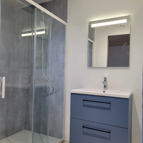 Salle de bain complète sur construction neuve (douche complète + paroi de douche, meuble salle de bain complet et miroir avec éclairage LED)