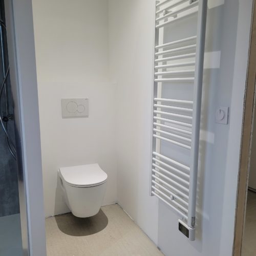 Salle de bain complète sur construction neuve (wc et sèche serviette)
