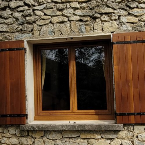 Fenêtre deux vantaux en aluminium ton bois