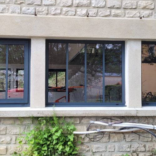 Fenêtre coulissante et fenêtres fixes en aluminium