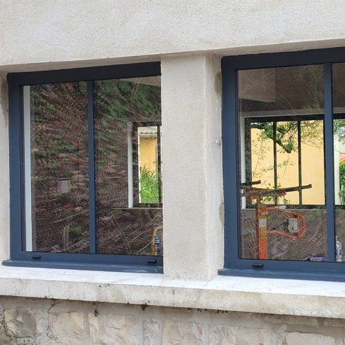 Fenêtre coulissante et fenêtres fixes en aluminium