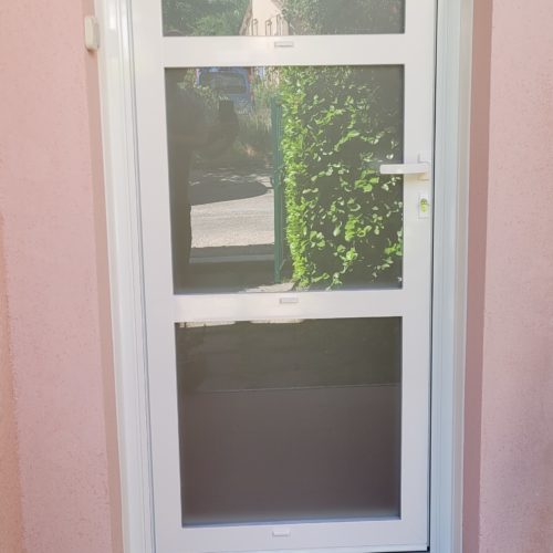 Porte d’entrée en aluminium blanc avec vitrage dépoli