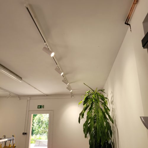 Rail au plafond avec fixations et luminaires