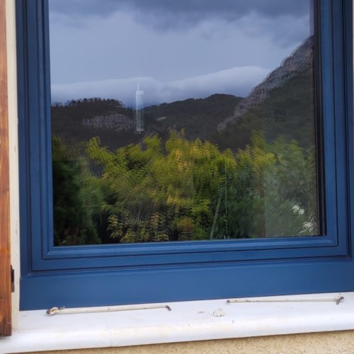 Fenêtre oscillo-battante en aluminium, un vantail, de couleur bleu 2700 sablé (vue extérieure)