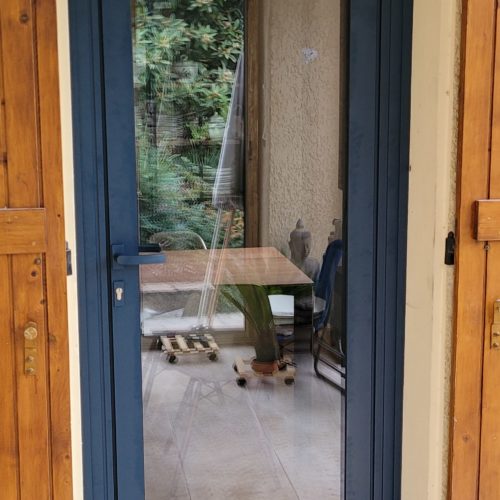 Porte vitrée en aluminium, de couleur bleu 2700 sablé (vue extérieure)