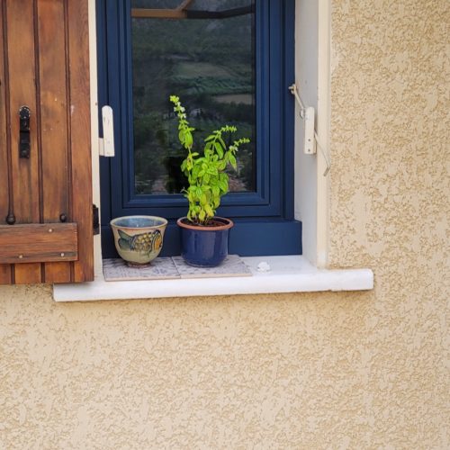 Fenêtre oscillo-battante en aluminium, un vantail, de couleur bleu 2700 sablé (vue extérieure)
