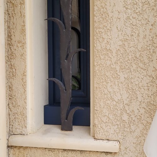 Fenêtre oscillo-battante en aluminium, un vantail, de couleur bleu 2700 sablé