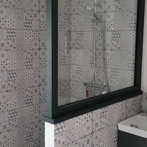 Châssis fixe en aluminium dans salle de bain, de couleur gris anthracite ral 7016