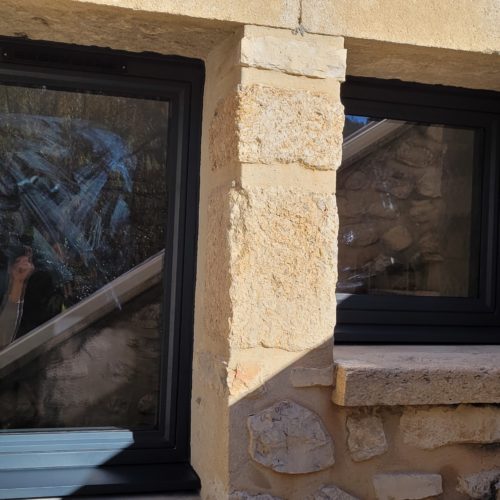 Fenêtres un vantail, oscillo-battantes, en aluminium, de couleur gris anthracite ral 7016 (vue extérieure)