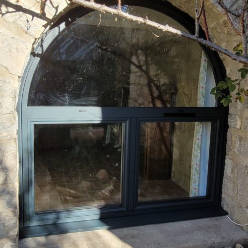 Fenêtre cintrée deux vantaux, en aluminium, de couleur gris anthracite ral 7016 (vue extérieure)