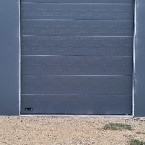 Porte sectionnelle de garage, de couleur gris anthracite ral 7016 (vue extérieure)