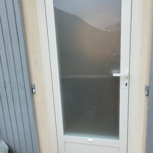 Porte d’entrée vitrée en aluminium avec vitrage dépoli, de couleur laqué blanc pur ral 9010 (vue extérieure)