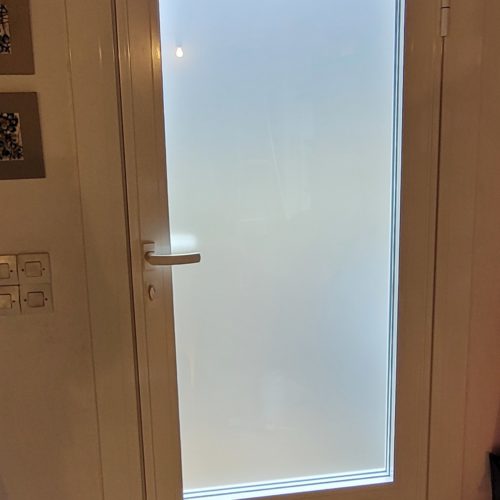 Porte d’entrée vitrée en aluminium avec vitrage dépoli, de couleur laqué blanc pur ral 9010 (vue intérieure)