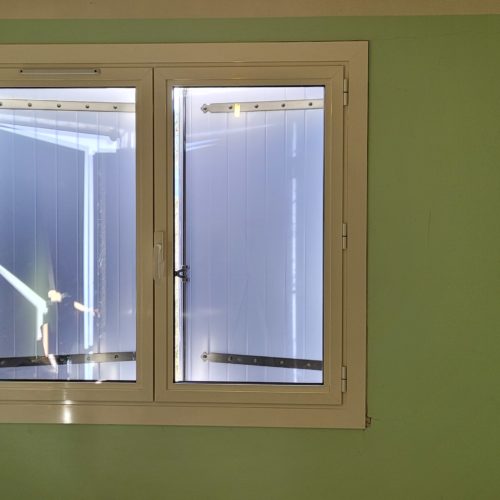 Fenêtre deux vantaux, en aluminium, de couleur blanche