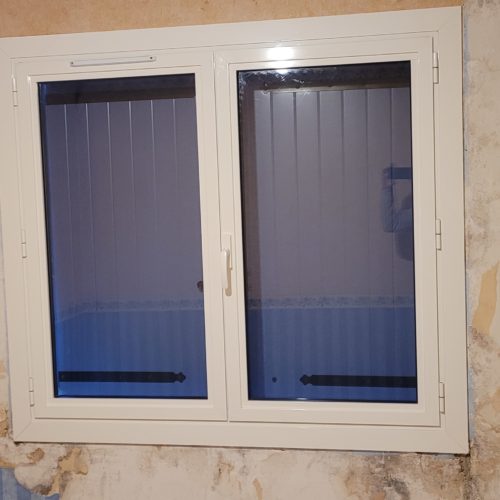 Volets battants en aluminium, de couleur bleu ral 5014 avec fenêtre deux vantaux, en aluminium, de couleur blanche (vue intérieure)