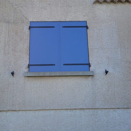 Volets battants en aluminium, de couleur bleu ral 5014