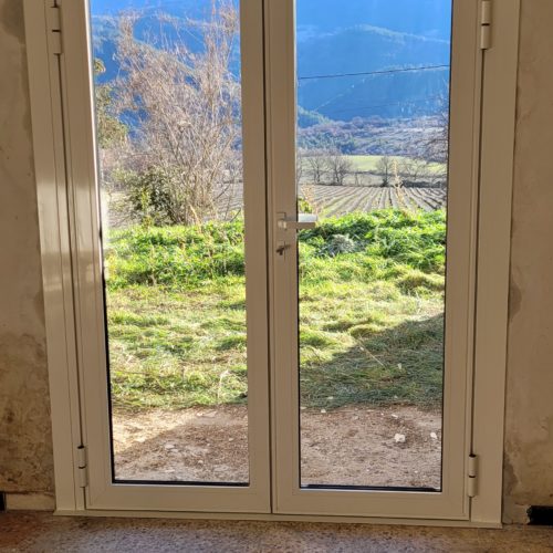 Porte-fenêtre en aluminium, deux vantaux, de couleur blanche (vue intérieure)