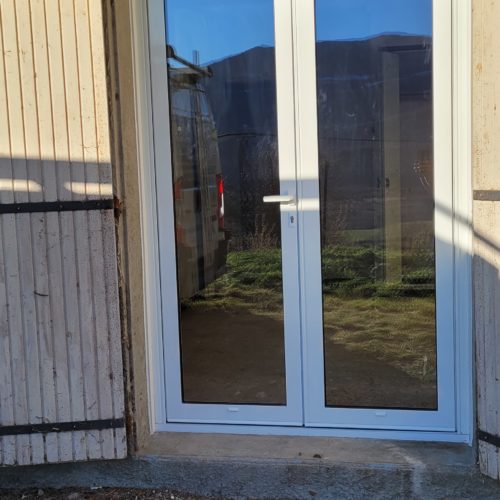 Porte-fenêtre en aluminium, deux vantaux, de couleur blanche (vue extérieure)
