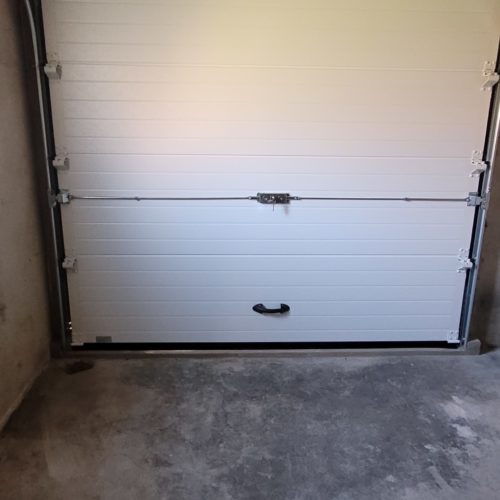 Porte sectionnelle de garage à refoulement plafond, de couleur blanche (vue intérieure)
