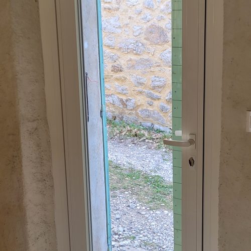 Porte-fenêtre en aluminium, un vantail, oscillo-battante, de couleur laqué blanc pur ral 9010 (vue intérieure)