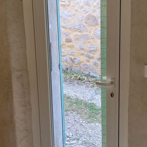 Porte-fenêtre en aluminium, un vantail, oscillo-battante, de couleur laqué blanc pur ral 9010 (vue intérieure)