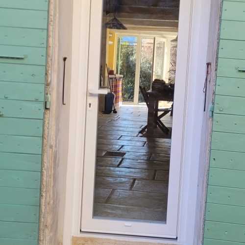 Porte-fenêtre en aluminium, un vantail, oscillo-battante, de couleur laqué blanc pur ral 9010 (vue extérieure)