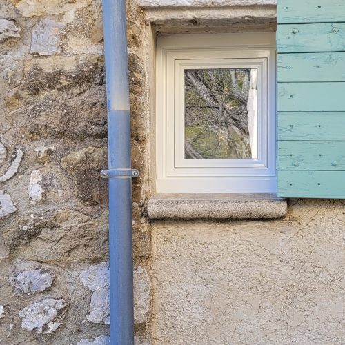 Fenêtre en aluminium, un vantail, oscillo-battante, de couleur laqué blanc pur ral 9010 (vue extérieure)