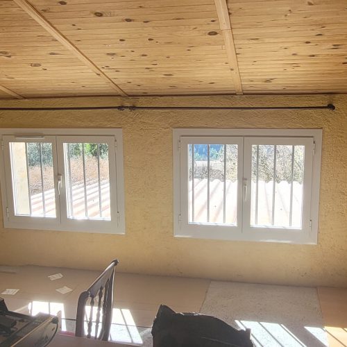 Fenêtres en aluminium, deux vantaux, oscillo-battantes, de couleur laqué blanc pur ral 9010 (vue intérieure)