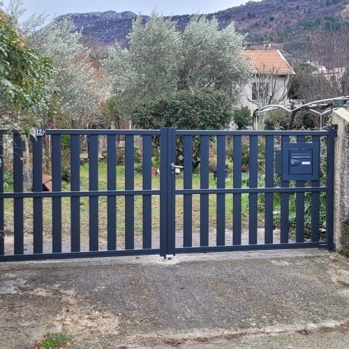 Portail en aluminium, de couleur gris anthracite, avec boîte aux lettres encastrée