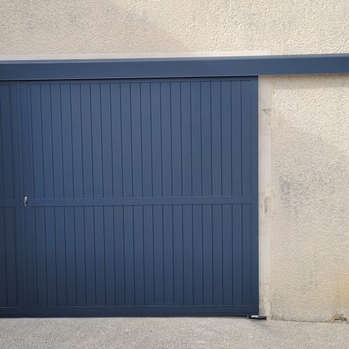 Volet coulissant deux vantaux monorail en aluminium, de couleur gris anthracite ral 7016