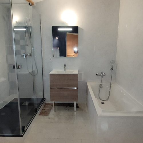 Réfection salle de bain: wc, douche complète, meuble de salle de bain complet avec son miroir, baignoire complète, panneaux muraux de finition