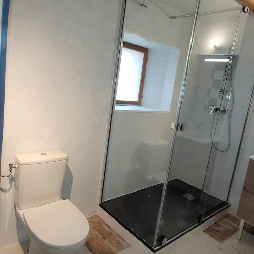 Réfection salle de bain: wc, douche complète, meuble de salle de bain complet avec son miroir, baignoire complète, panneaux muraux de finition