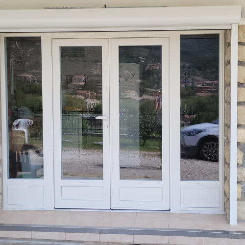 Châssis composé: ensemble porte + fixes en aluminium, de couleur laqué blanc pur ral 9010, avec volet roulant