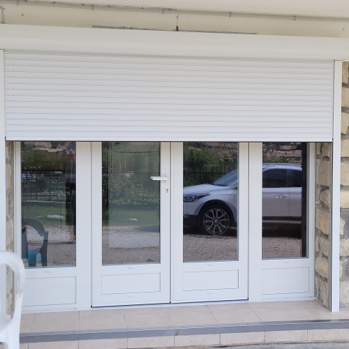 Châssis composé: ensemble porte + fixes en aluminium, de couleur laqué blanc pur ral 9010, avec volet roulant