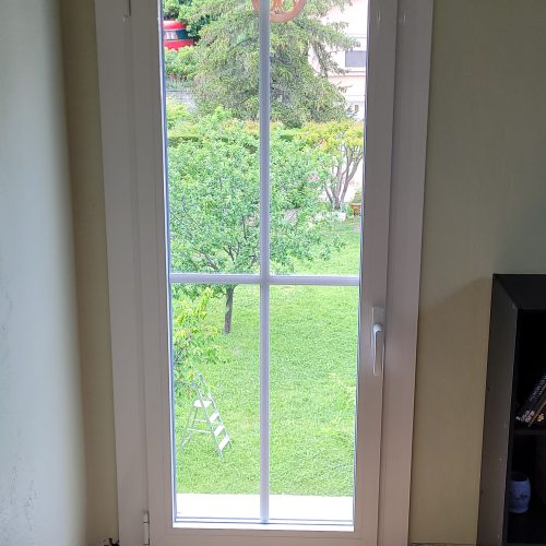 Porte fenêtre en aluminium, de couleur blanche ral 9010 avec petits bois intégrés