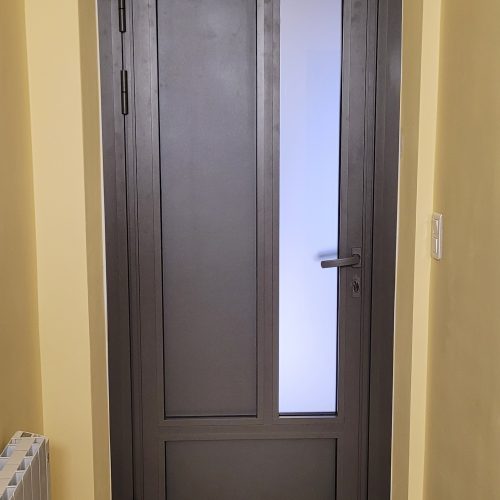 Porte d’entrée en aluminium, de couleur gris anthracite ral 7016, avec vitrage dépoli (vue intérieure)