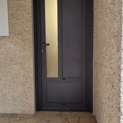 Porte d’entrée en aluminium, de couleur gris anthracite ral 7016, avec vitrage dépoli (vue extérieure)