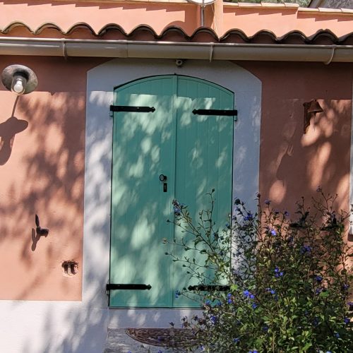 Volets battants en aluminium, de couleur vert blanc (ral 6019)