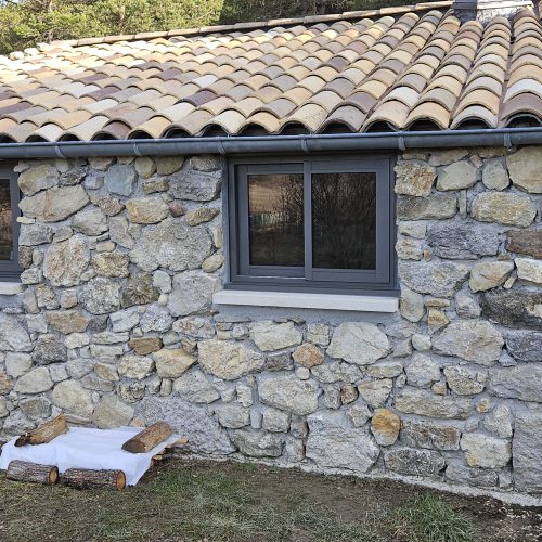 Fenêtres coulissantes en aluminium, de couleur gris futura 2900 sablé, pour aménagement d’une extension