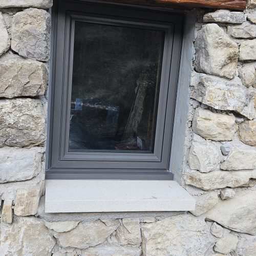 Fenêtre un vantail en aluminium, de couleur gris futura 2900 sablé, pour aménagement d’une extension