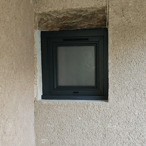 Fenêtre oscillo-battante un vantail, en aluminium, de couleur gris anthracite RAL 7016 avec vitrage dépoli (vue extérieure)