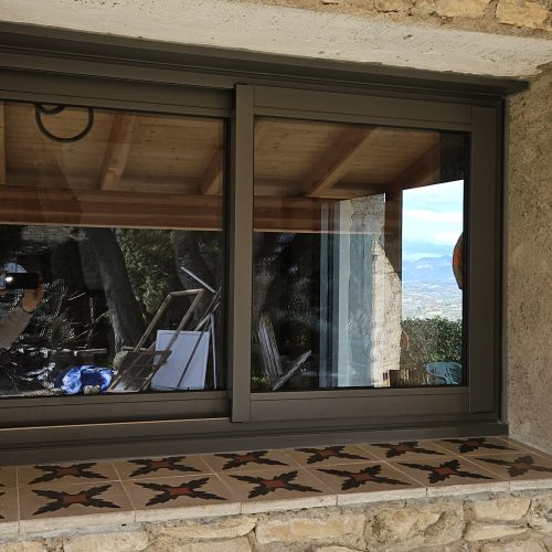 Fenêtre coulissante en aluminium, de couleur gris 2900 sablé (vue extérieure)