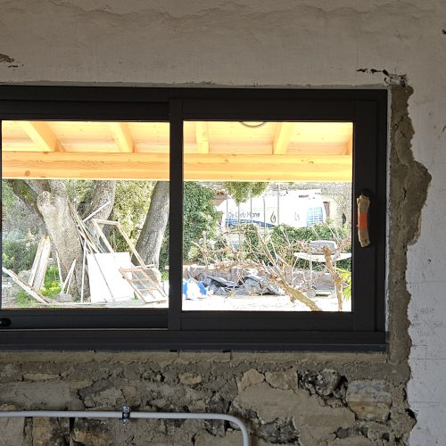 Fenêtre coulissante en aluminium, de couleur gris 2900 sablé (vue intérieure)